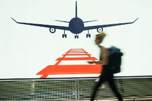 Am Frankfurter Flughafen arbeiten Bahn und Airlines auch zusammen. (Symbolbild)