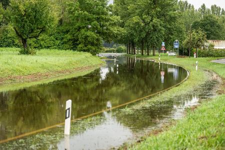 "Wasserstraße": Die Landstraße 220 bei Böhringen im Landkreis Konstanz ist nach Starkregen überschwemmt und sieht aus wie ein Fließgewässer.