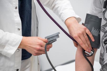 Arbeitgeber schlagen vor, beim Arztbesuch eine Gebühr von den Patienten zu verlangen. (Symbolbild) Arbeitgeber schlagen vor, beim Arztbesuch eine Gebühr von den Patienten zu verlangen. (Symbolbild)