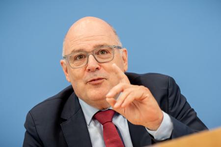 Arbeitgeber-Vertreter Steffen Kampeter schlägt die Einführung einer Praxisgebühr vor. (Archivbild)