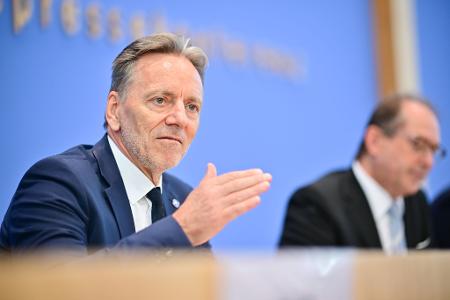BKA-Präsident Holger Münch erwartet mehr Ermittlungserfolge durch die geplante IP-Adressenspeicherung.