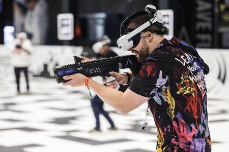 Bei der Computerspiele-Messe Gamescom in Köln wird auch wieder ordentlich geballert. Hier probiert ein Besucher das 3D-Action-Spiel "EVA" aus.