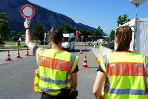 Bundespolizisten an der Kontrollstelle A93 ließen sich nicht von Fälschungen täuschen