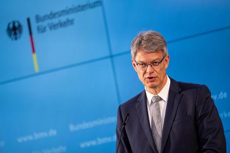 Bundesverkehrsminister Schnieder ist zuversichtlich, bald einen neuen Bahnchef beziehungsweise eine neue Bahnchefin präsentieren zu können. Bundesverkehrsminister Schnieder ist zuversichtlich, bald einen neuen Bahnchef beziehungsweise eine neue Bahnchefin präsentieren zu können.