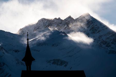 Am Breithorn sind zwei deutsche Bergsteiger in großer Not. (Archivfoto) Am Breithorn sind zwei deutsche Bergsteiger in großer Not. (Archivfoto)