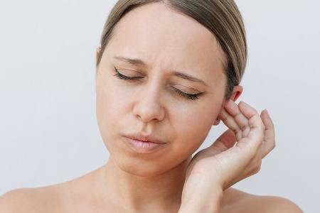Schwimmbad-Otitis: Was tun, wenn das Ohr nach dem Baden schmerzt?