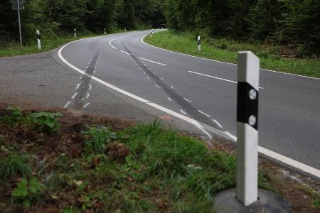 Das Fahrzeug kam in der Nähe von Reinhardshagen von der Fahrbahn ab und prallte gegen mehrere Bäume, wie das Polizeipräsidium Nordhessen am Morgen mitteilte. 