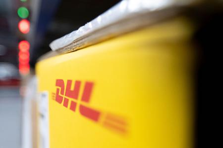 Ein Paket von DHL in einem Logistikzentrum - wertvolle Pakete in die USA werden vorerst nicht mehr angenommen. Ein Paket von DHL in einem Logistikzentrum - wertvolle Pakete in die USA werden vorerst nicht mehr angenommen.