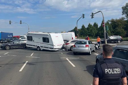 Verkehrsunfall an Kreuzung mit zwei Pkw und einem Wohnwagen Verkehrsunfall an Kreuzung mit zwei Pkw und einem Wohnwagen