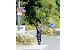 E-Scooter-Fahrerin Handy