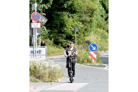E-Scooter-Fahrerin Handy E-Scooter-Fahrerin Handy