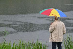 Der DWD-Meteorologe rät: Wetterfeste Kleidung und einen Regenschirm einpacken. (Archivbild) 
