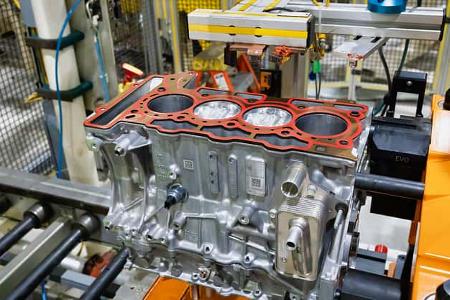 08/2025 Stellantis 1.6-liter Turbocharged 4-cylinder Hybrid Powertrain Jeep Vierzylinder Produktion Motor