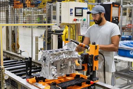 08/2025 Stellantis 1.6-liter Turbocharged 4-cylinder Hybrid Powertrain Jeep Vierzylinder Produktion Motor