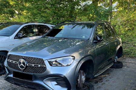 Von dem Mercedes wurde ein hochwertiger Felgensatz entwendet.
Foto: Polizei Minden-Lübbecke Von dem Mercedes wurde ein hochwertiger Felgensatz entwendet.
Foto: Polizei Minden-Lübbecke