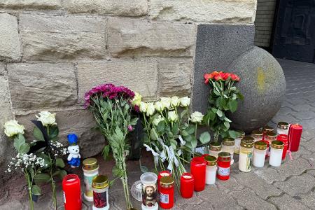 Die Menschen in Völklingen legten Blumen und Kerzen bei der Polizei ab.
