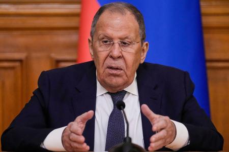 Lawrow sieht die Bedingungen für ein Spitzentreffen von Putin mit Selenskyj für nicht erfüllt an. Lawrow sieht die Bedingungen für ein Spitzentreffen von Putin mit Selenskyj für nicht erfüllt an.