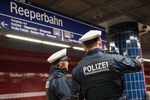 Eine Präsenzstreife der Bundespolizei auf dem Bahnsteig im S-Bahnhaltepunkt Reeperbahn-
Symbolfoto: Bundespolizei