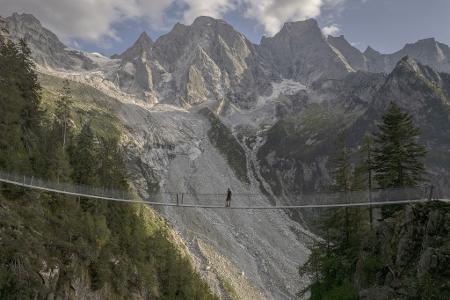 Nur für Schwindelfreie: Hängebrücke auf dem Wanderweg zur Sciorahütte in der Schweiz