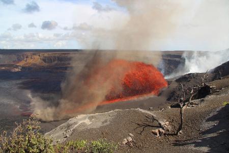 Der Kilauea-Vulkan auf Hawaii spuckt Lavafontänen. Der Kilauea-Vulkan auf Hawaii spuckt Lavafontänen.