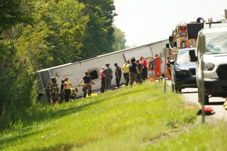 In dem Reisebus seien mehr als 50 Passagiere gewesen, darunter Frauen und Kinder, hieß es von der Polizei. In dem Reisebus seien mehr als 50 Passagiere gewesen, darunter Frauen und Kinder, hieß es von der Polizei.