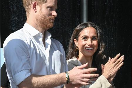 Herzogin Meghan bewundert Ehemann Prinz Harry beim Surfen Herzogin Meghan bewundert Ehemann Prinz Harry beim Surfen