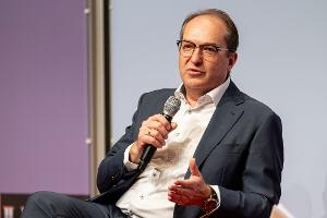 "Ich bin nicht bereit, auf reguläre Aufnahmeverfahren, ich bin nicht bereit, auf Sicherheitsüberprüfungen zu verzichten", sagte Dobrindt.