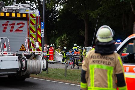 Die Feuerwehr ist mit einem Großaufgebot an Rettungskräften im Einsatz.