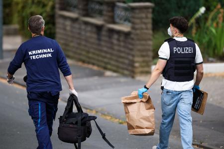 Nach dem Tatverdächtigen wird weiter gefahndet.