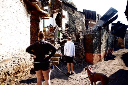 Vor allem Häuser am Rande von Dörfern und Städten wurden durch die verheerenden Waldbrände in Spanien in Mitleidenschaft gezogen oder brannten ganz ab. 