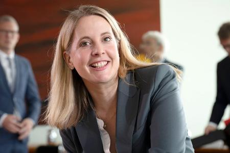 Schwanger im Amt: Diese deutschen Politikerinnen schrieben Geschichte Schwanger im Amt: Diese deutschen Politikerinnen schrieben Geschichte