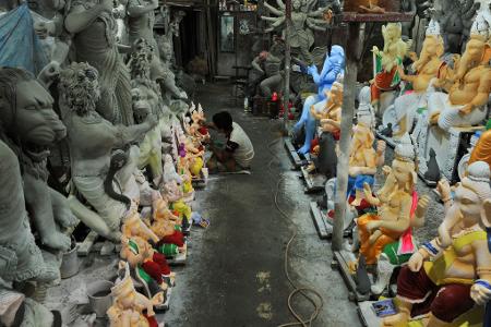 Der letzte Schliff für den Elefantengott Ganesha vor dem Ganesh Chaturthi-Fest