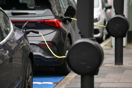 Menschen ohne E-Auto schätzen deren Nachteile als gravierender ein. (Symbolbild)