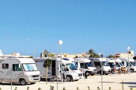 El Campello: große Plätze, gut ausgestattet und ganz nah am Strand.