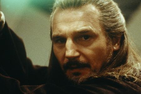 Liam Neeson als Qui-Gon Jinn
