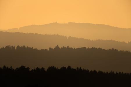 Orangefarbenes Morgenlicht über den Wäldern des Schwarzwalds.