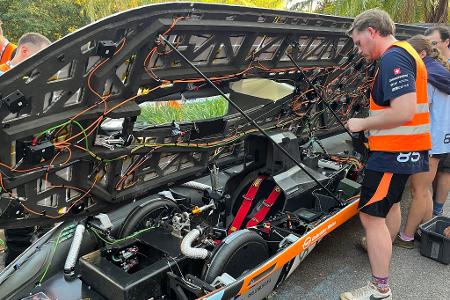 Beim World Solar Challenge geht es mit selbst entworfenen Elektrofahrzeuge 3000 Kilometer weit durch Australien.