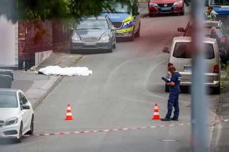 Eine zunächst in Menden festgenommene Frau ist wieder auf freiem Fuß. Bei ihr lässt sich laut Staatsanwaltschaft keine Tatbeteiligung feststellen. Eine zunächst in Menden festgenommene Frau ist wieder auf freiem Fuß. Bei ihr lässt sich laut Staatsanwaltschaft keine Tatbeteiligung feststellen.