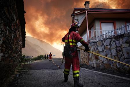 Während sich die Lage bei den Waldbränden in Spanien insgesamt leicht zu entspannen beginnt, wüten vor allem in Kastilien und León sowie in Galicien noch immer gefährliche Feuer. Während sich die Lage bei den Waldbränden in Spanien insgesamt leicht zu entspannen beginnt, wüten vor allem in Kastilien und León sowie in Galicien noch immer gefährliche Feuer.