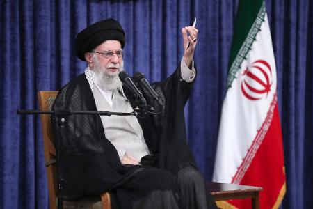 Irans oberster Führer Ali Chamenei bezeichnet die Probleme mit den USA unter Präsident Donald Trump als Irans oberster Führer Ali Chamenei bezeichnet die Probleme mit den USA unter Präsident Donald Trump als