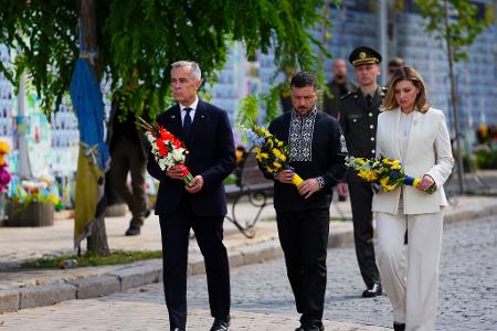 Kanadas Premierminister Mark Carney zusammen mit dem ukrainischen Präsidenten Wolodymyr Selenskyj und seiner Frau Olena bei einer Kranzniederlegung.