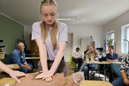 Die Herz-Druck-Massage kann im Erste-Hilfe-Kurs an einem Dummyhund geübt werden. 