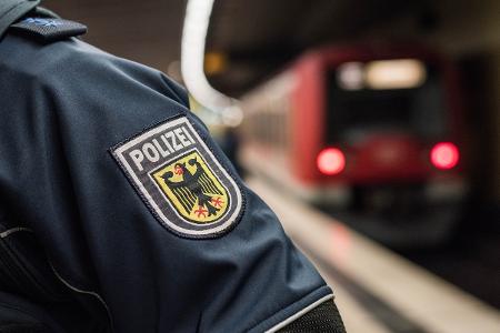 Symbolfoto: Einfahrende S-Bahn / Bundespolizist-
Foto: Bundespolizei Symbolfoto: Einfahrende S-Bahn / Bundespolizist-
Foto: Bundespolizei