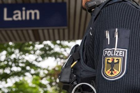 U.a. am Bahnhof Laim kam es am Wochenende zu zwei Körperverletzungsdelikten, die nun von der Bundespolizei strafrechtlich bearbeitet werden. U.a. am Bahnhof Laim kam es am Wochenende zu zwei Körperverletzungsdelikten, die nun von der Bundespolizei strafrechtlich bearbeitet werden.
