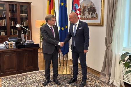Außenminister Johann Wadephul (CDU) wird von seinem kroatischen Kollegen Gordan Grlic Radman in der Hauptstadt Zagreb zum Antrittsbesuch empfangen. Außenminister Johann Wadephul (CDU) wird von seinem kroatischen Kollegen Gordan Grlic Radman in der Hauptstadt Zagreb zum Antrittsbesuch empfangen.