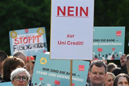 Beschäftigte nutzten die Commerzbank-Hauptversammlung 2025 zum Protest gegen eine mögliche Übernahme. (Archivbild)