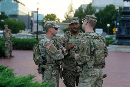 Nationalgardisten tragen nun auch Waffen in Washington. Nationalgardisten tragen nun auch Waffen in Washington.
