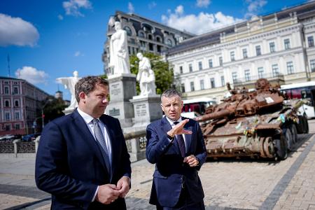 Finanzminister Lars Klingbeil trifft seinen Amtskollegen Serhij Marchenko in Kiew. Finanzminister Lars Klingbeil trifft seinen Amtskollegen Serhij Marchenko in Kiew.