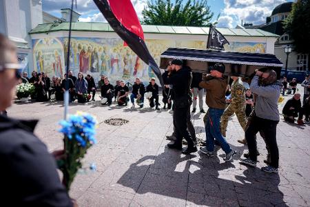 Soldaten tragen die Särge ihrer gefallenen Kameraden.