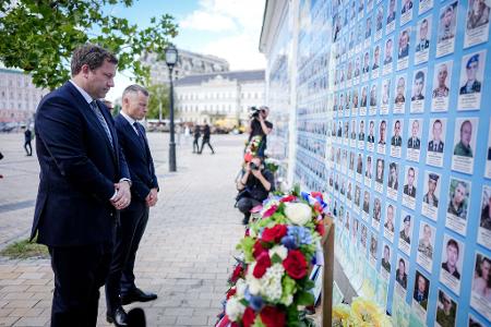 Klingbeil erinnert an gefallene ukrainische Soldaten.